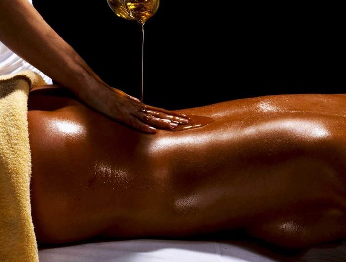 Le massage Abhyanga avec huiles indiennes.
