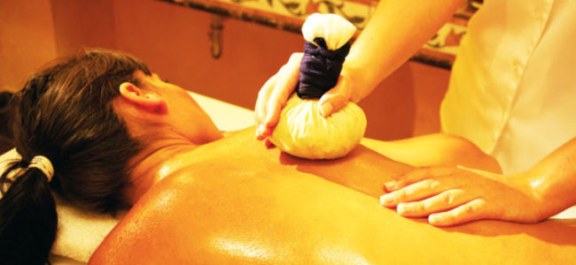 Le massage Podikizhi avec pochons.