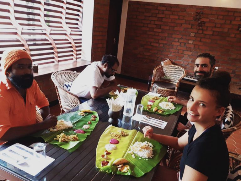Repas indien sur feuille de bananier avec des amis indiens.