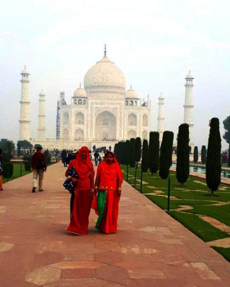 Le taj-Mahal et sont allés avec 2 femmes habillées en Sari rouge.