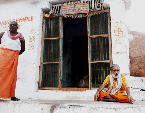 Les moines protecteur d'Hampi. (Inde)